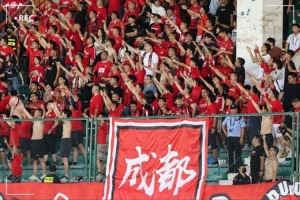 澎湃新闻评成都球迷不当行为：足球比赛拼的也是球迷素质图片